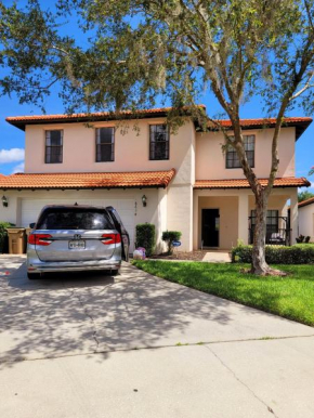 Luxry villa 6 miles from Disney